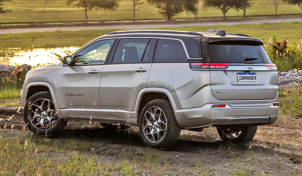 Представлен семиместный кроссовер Jeep Commander Представлен семиместный кроссовер Jeep Commander