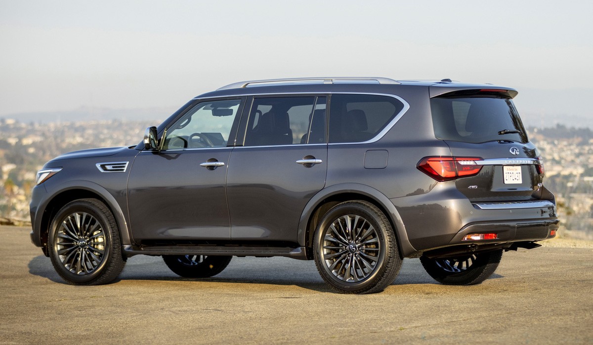 У внедорожника Infiniti QX80 опять обновлен интерьер