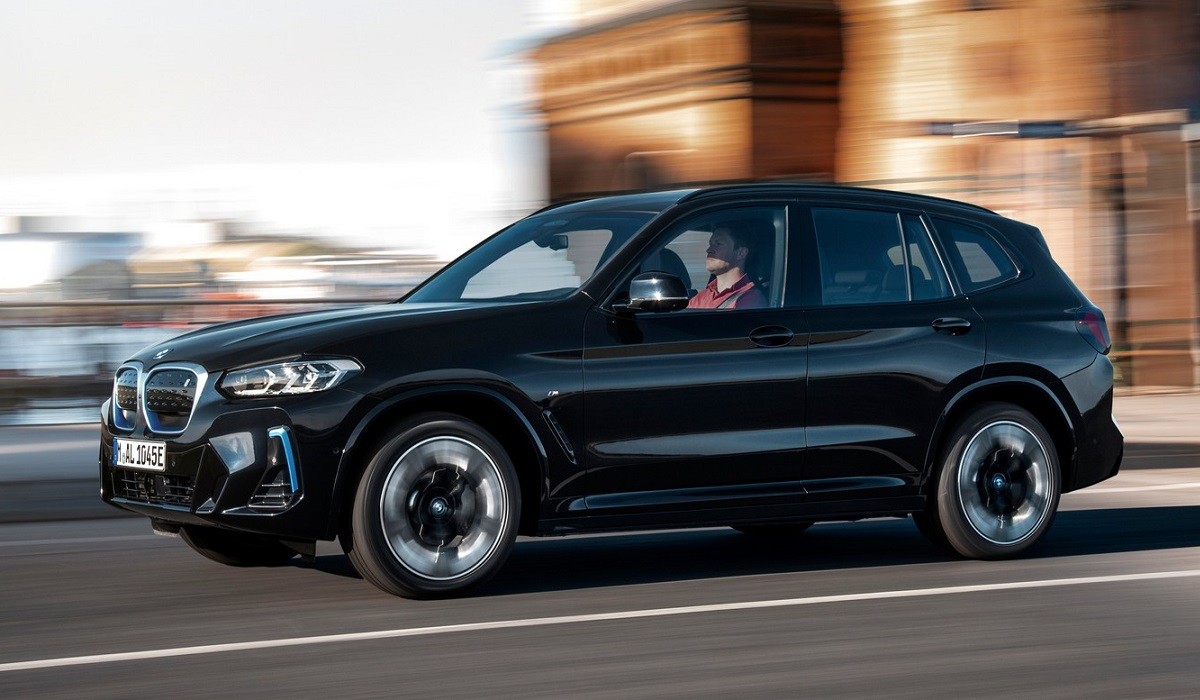 Электрический BMW iX3 обновили через год после дебюта Электрический BMW iX3 обновили через год после дебюта