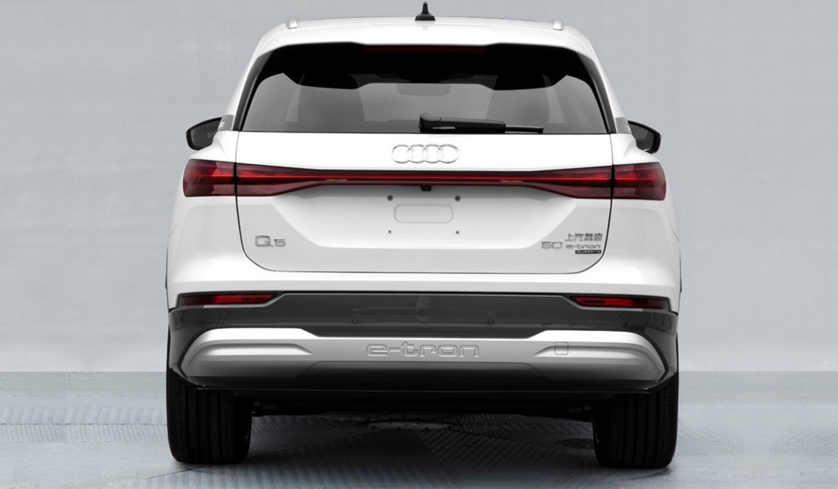 Трехрядный Audi Q5 e-tron засветился на неофициальных фото Трехрядный Audi Q5 e-tron засветился на неофициальных фото