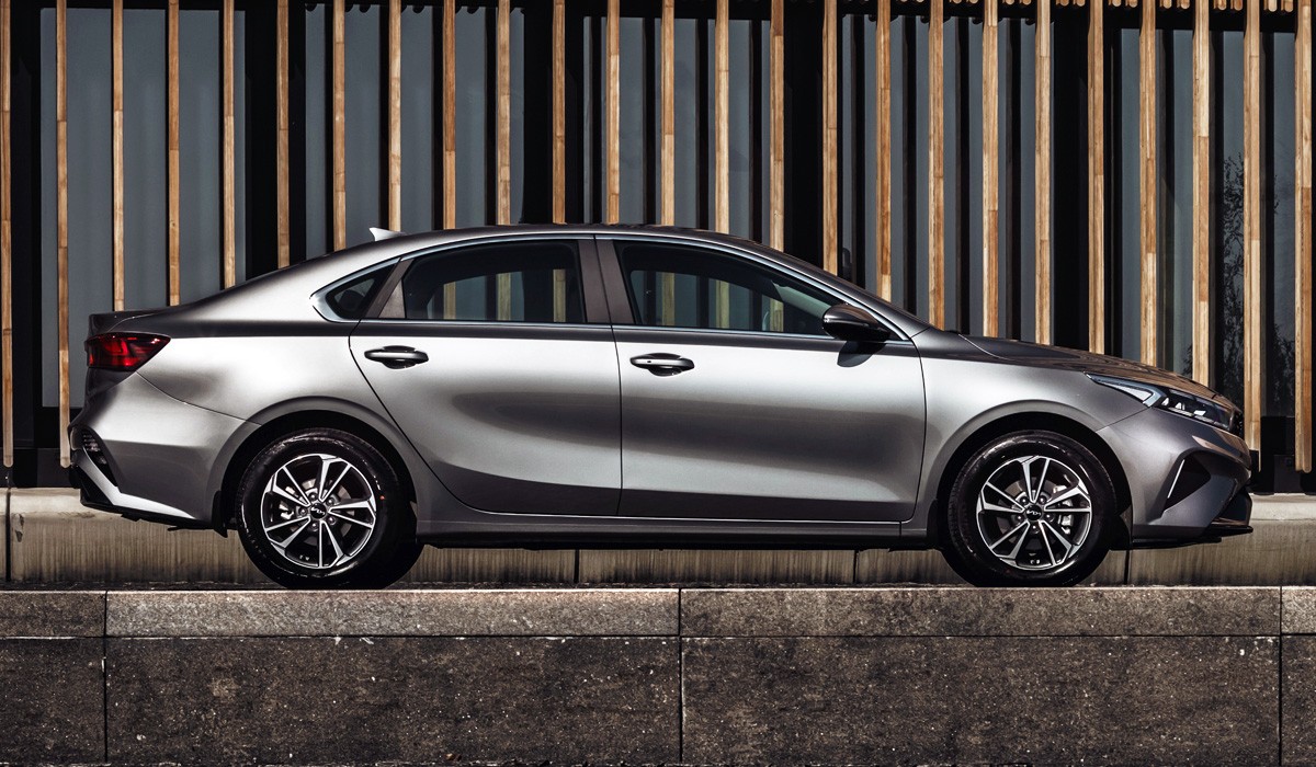 Объявлены цены на рестайлинговые седаны Kia Cerato