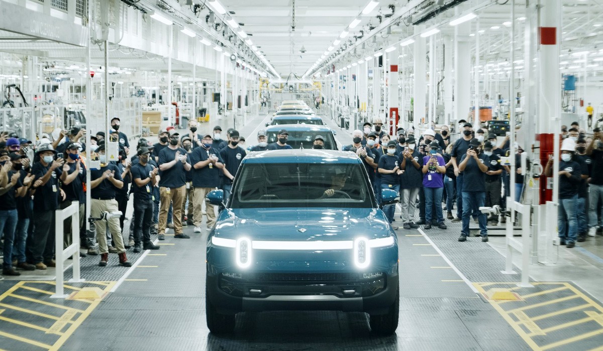 Первый серийный электропикап Rivian сошел с конвейера Первый серийный электропикап Rivian сошел с конвейера