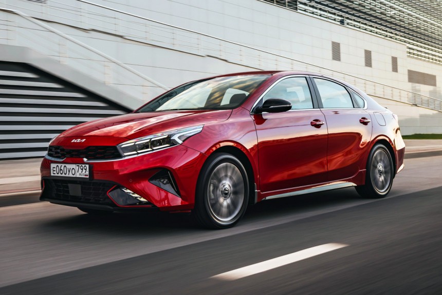 Объявлены цены на рестайлинговые седаны Kia Cerato