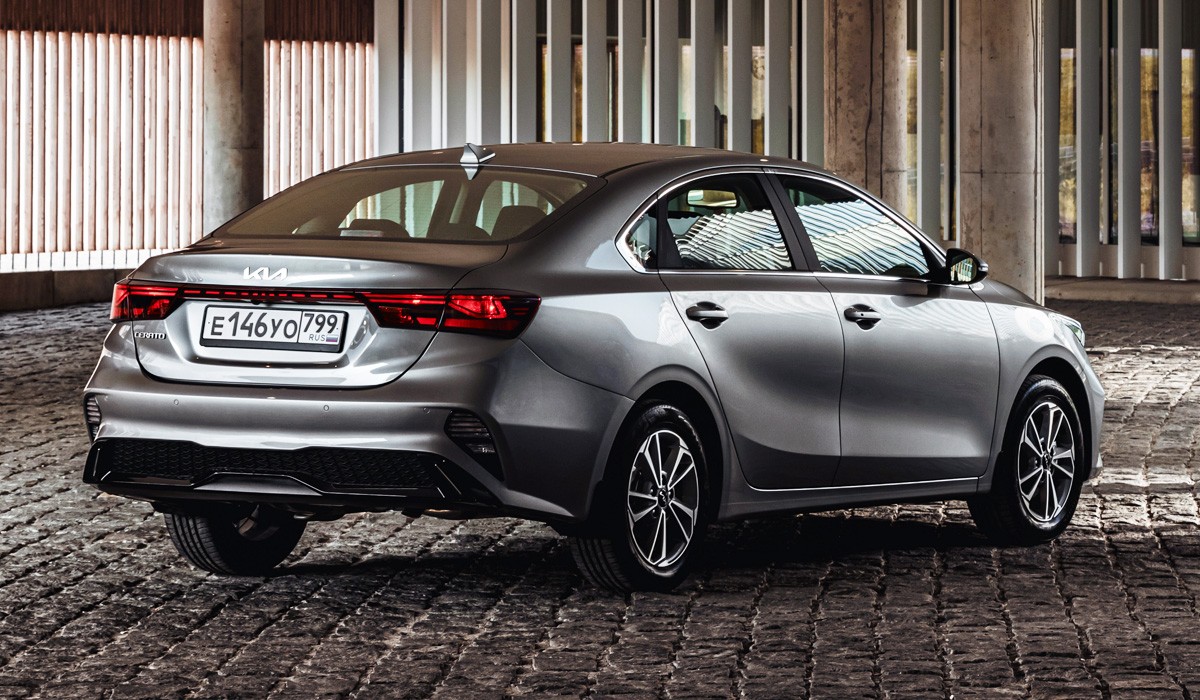 Объявлены цены на рестайлинговые седаны Kia Cerato