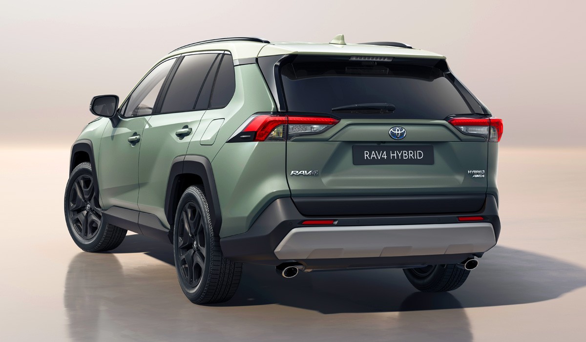 Toyota RAV4 обрела новые фары и расширенное оснащение Toyota RAV4 обрела новые фары и расширенное оснащение