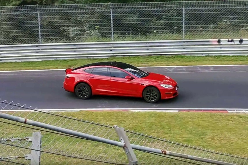 Tesla Model S Plaid на Нюрбургринге: Taycan остался позади