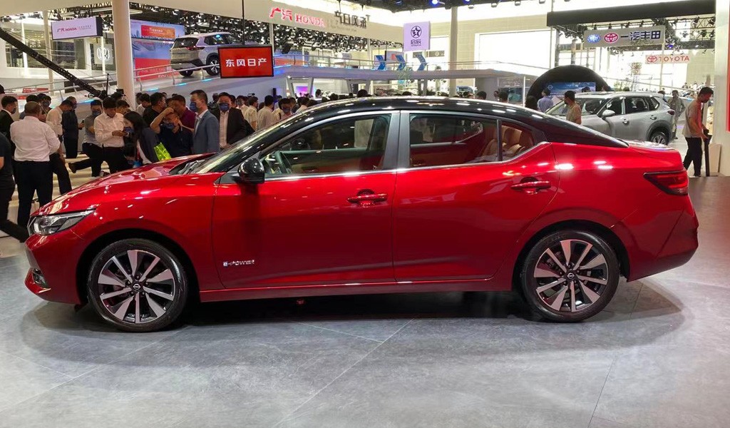 Седан Nissan Sylphy стал гибридом с новым салоном