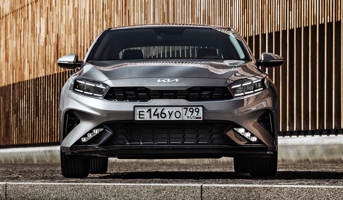 Объявлены цены на рестайлинговые седаны Kia Cerato