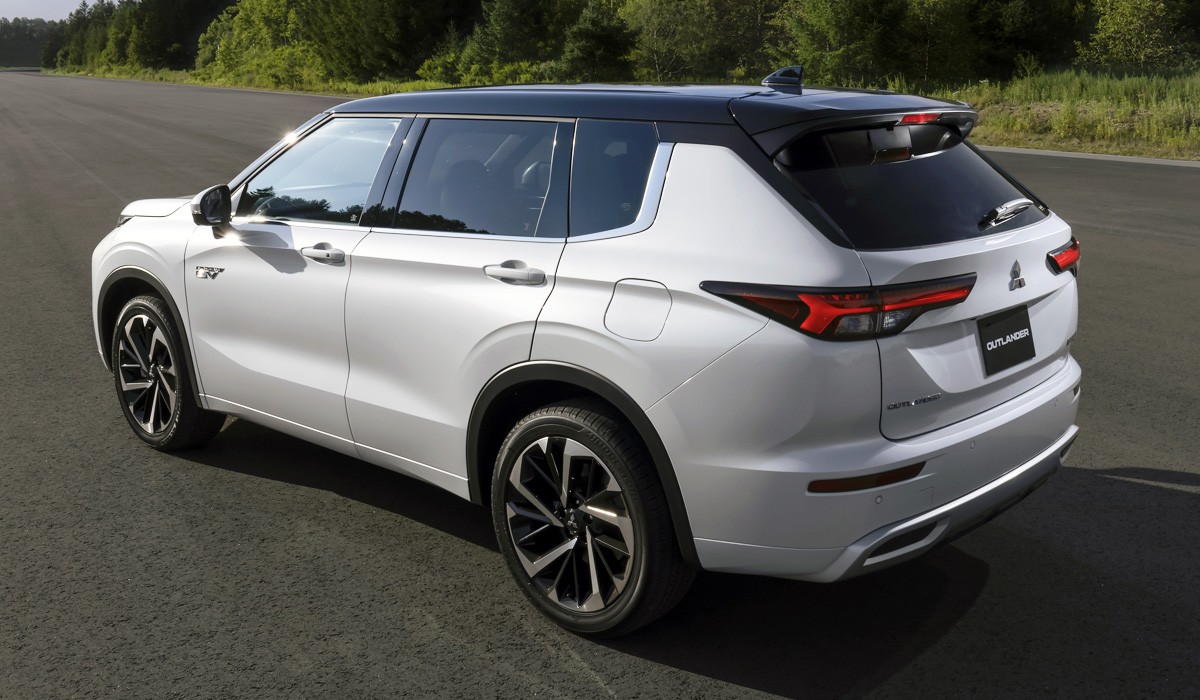 Новый гибрид Mitsubishi Outlander PHEV готов к дебюту Новый гибрид Mitsubishi Outlander PHEV готов к дебюту