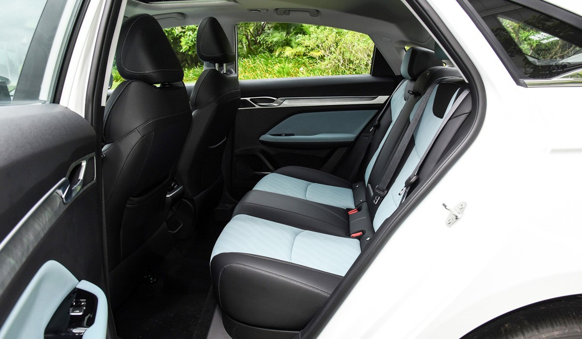 Седан Geely Emgrand L заменил собой модель Emgrand GL