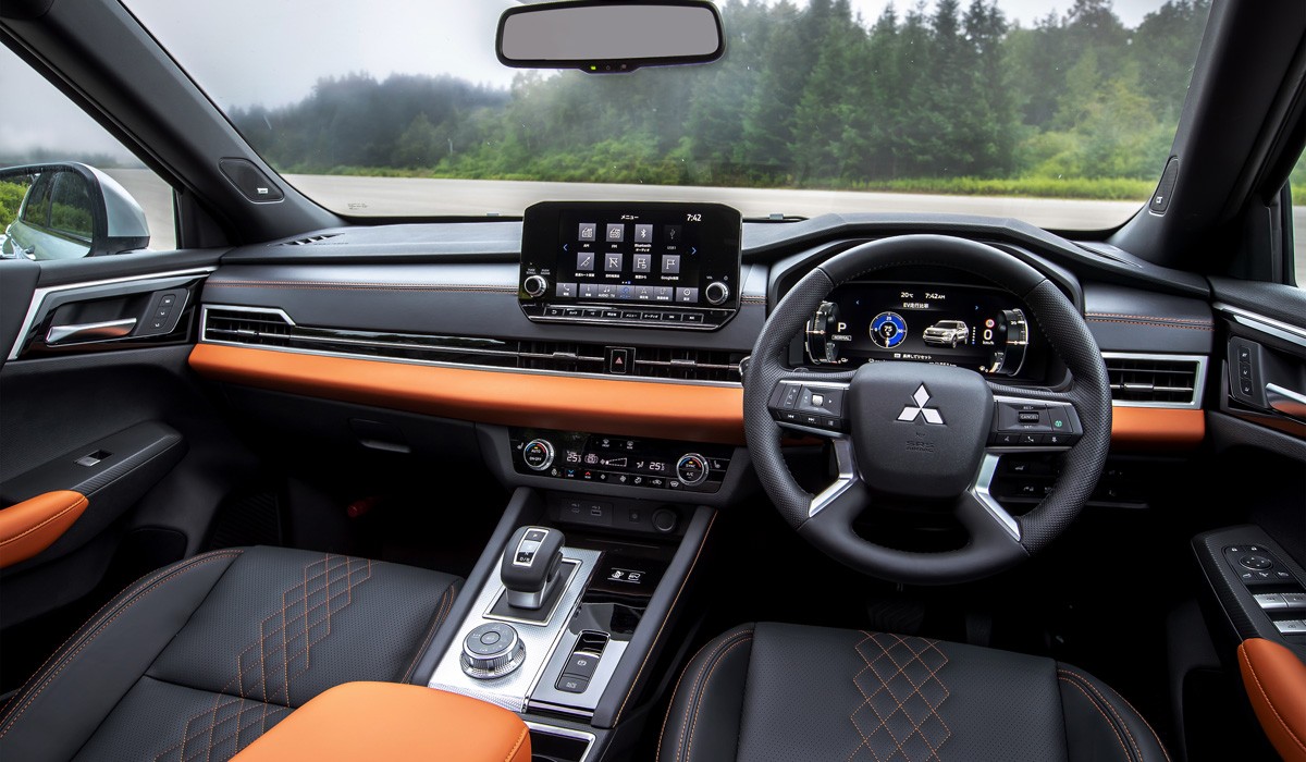 Новый Mitsubishi Outlander PHEV сохранил фамильные агрегаты Новый Mitsubishi Outlander PHEV сохранил фамильные агрегаты