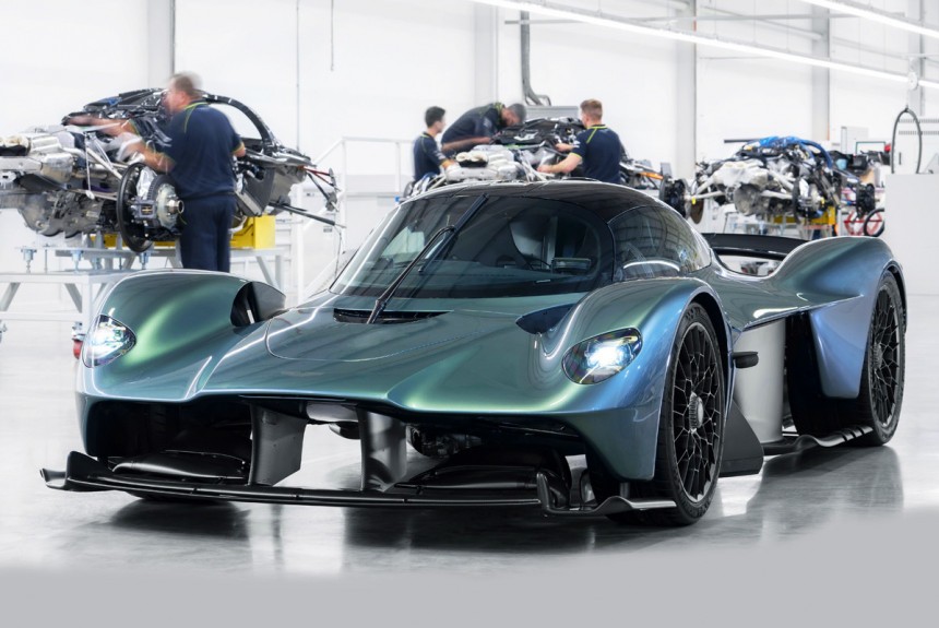Выпущен первый товарный гиперкар Aston Martin Valkyrie Выпущен первый товарный гиперкар Aston Martin Valkyrie