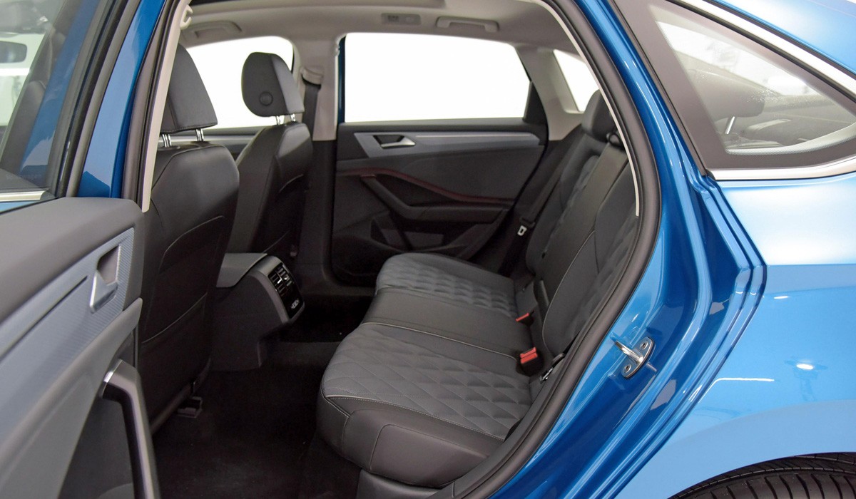 Обновленный седан Volkswagen Sagitar: другой салон для Джетты