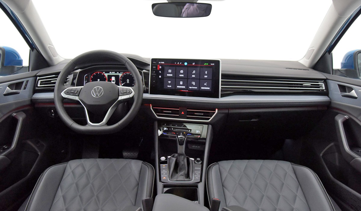 Обновленный седан Volkswagen Sagitar: другой салон для Джетты