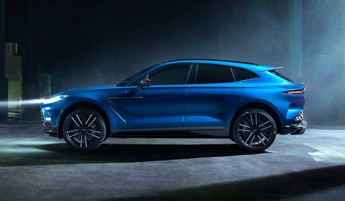 Новый Aston Martin DBX707: самый мощный в классе