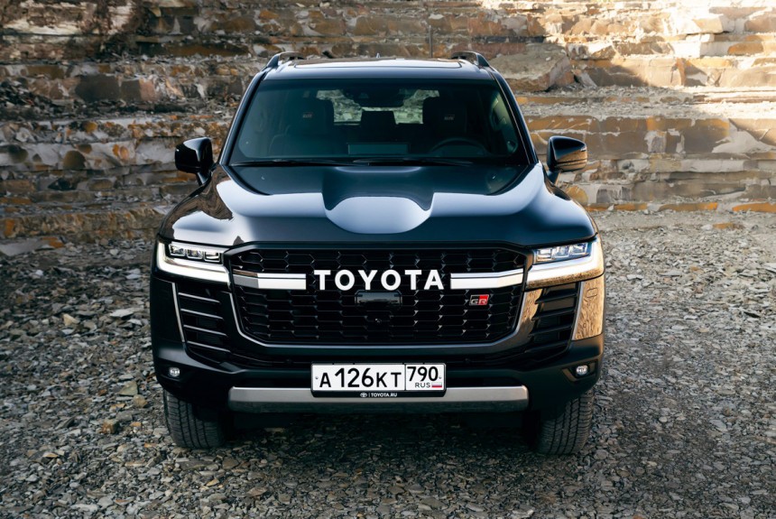 Toyota приостановила поставки автомобилей в Россию