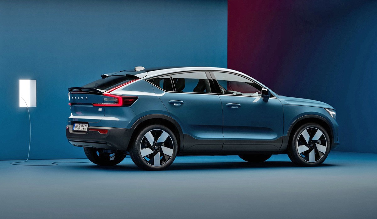 У кроссовера Volvo C40 появилась упрощенная версия У кроссовера Volvo C40 появилась упрощенная версия