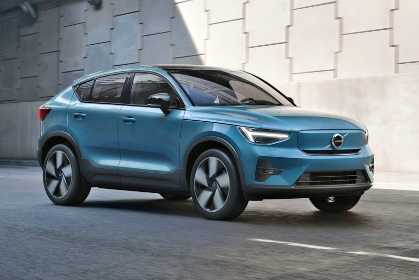 У кроссовера Volvo C40 появилась упрощенная версия У кроссовера Volvo C40 появилась упрощенная версия