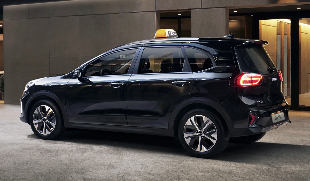 Для такси подготовлена модель Kia Niro Plus с высокой крышей