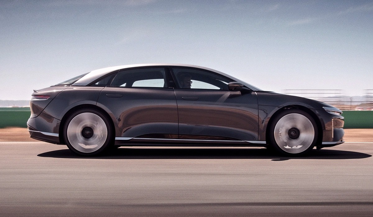 У седана Lucid Air появились более простые версии У седана Lucid Air появились более простые версии