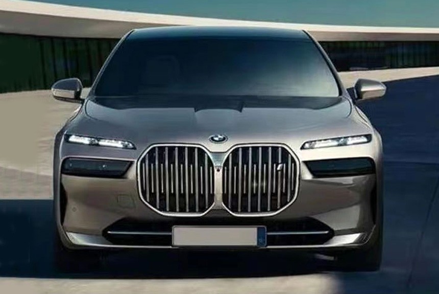 Седан BMW i7 показал лицо