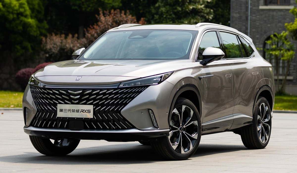 Новый кроссовер Roewe RX5 предложил единый сдвижной экран Новый кроссовер Roewe RX5 предложил единый сдвижной экран