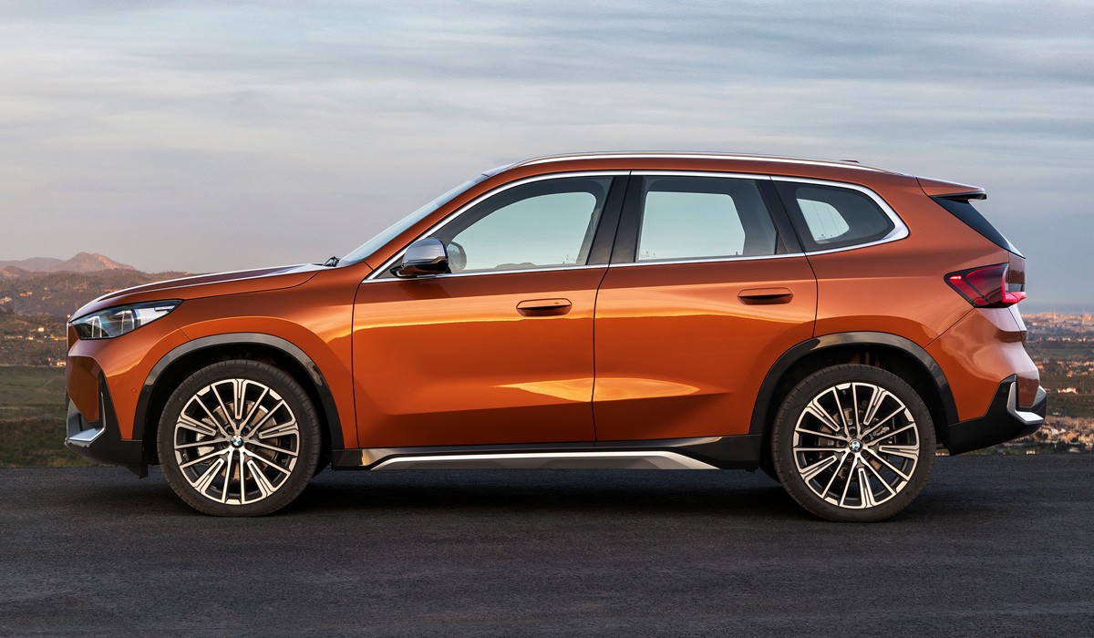 Новый BMW X1 дебютировал вместе с электромобилем iX1