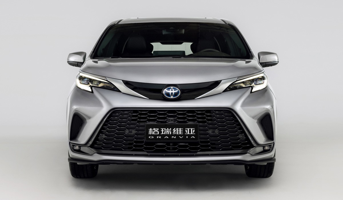 Минивэн Toyota Granvia: уже вторая модель под этим названием