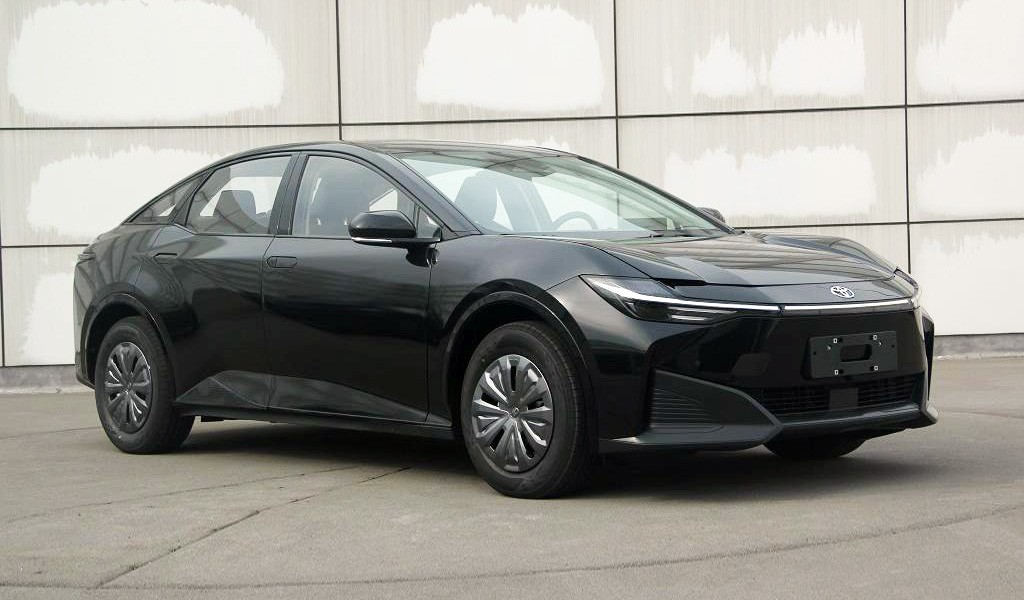 Новый седан Toyota bZ3: совместно с компаниями BYD и FAW