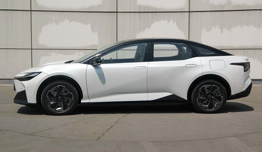 Новый седан Toyota bZ3: совместно с компаниями BYD и FAW