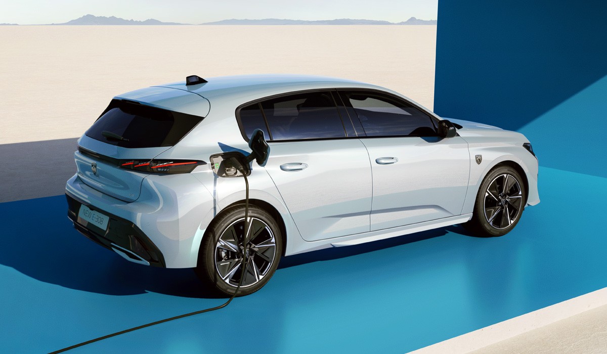 Электрический Peugeot E-308: хэтчбек и универсал