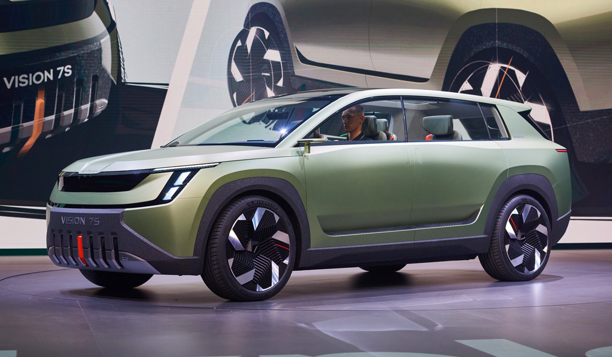 Кроссовер Skoda Vision 7S показал новый стиль и логотип