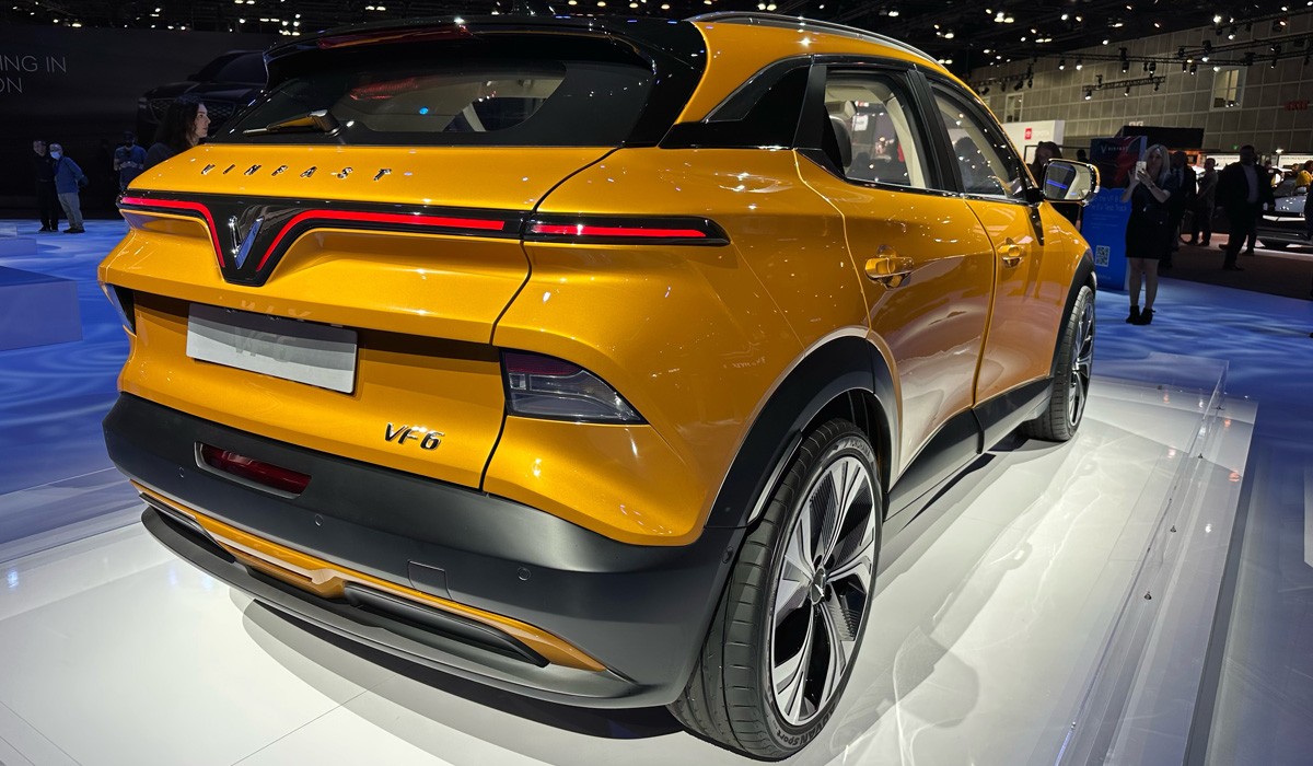 VinFast представил готовые к производству кроссоверы VF6 и VF7 VinFast представил готовые к производству кроссоверы VF6 и VF7