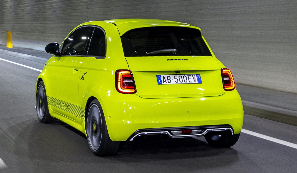 Abarth 500e стал первым электромобилем марки Abarth 500e стал первым электромобилем марки