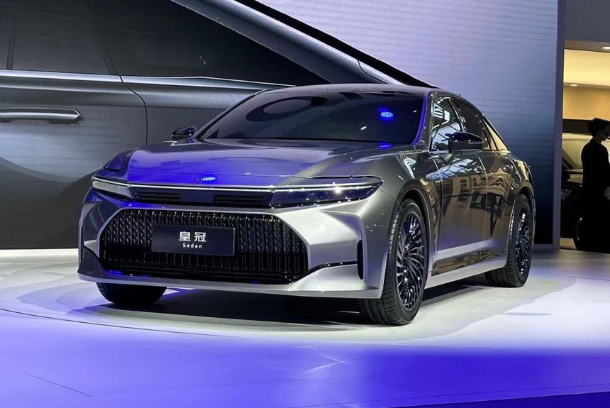 Впервые на публике: Crown Sedan классической компоновки Впервые на публике: Crown Sedan классической компоновки