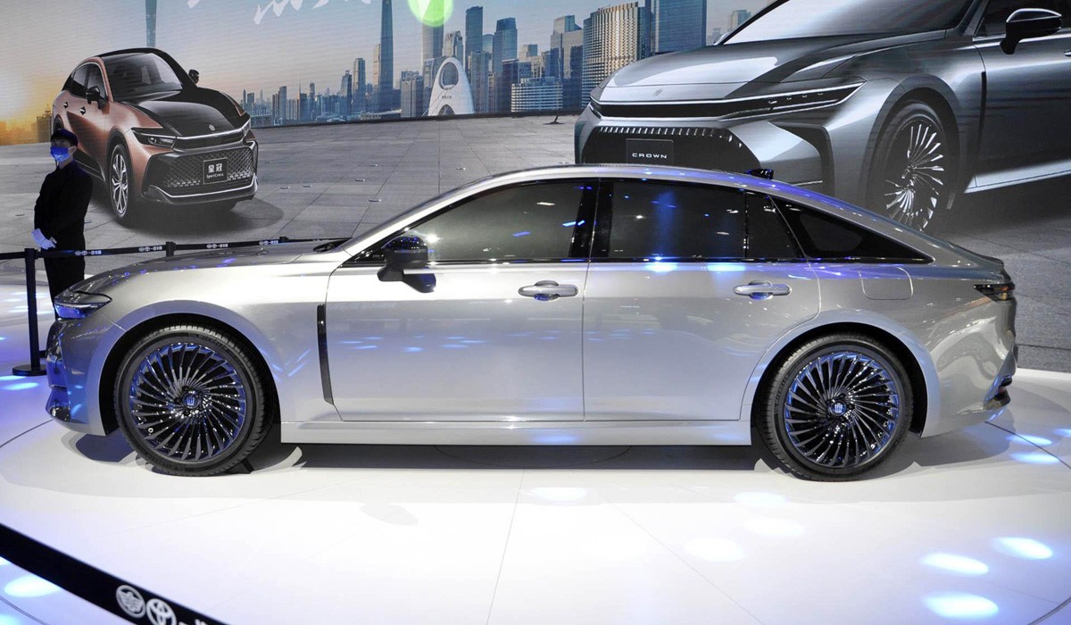 Впервые на публике: Crown Sedan классической компоновки Впервые на публике: Crown Sedan классической компоновки