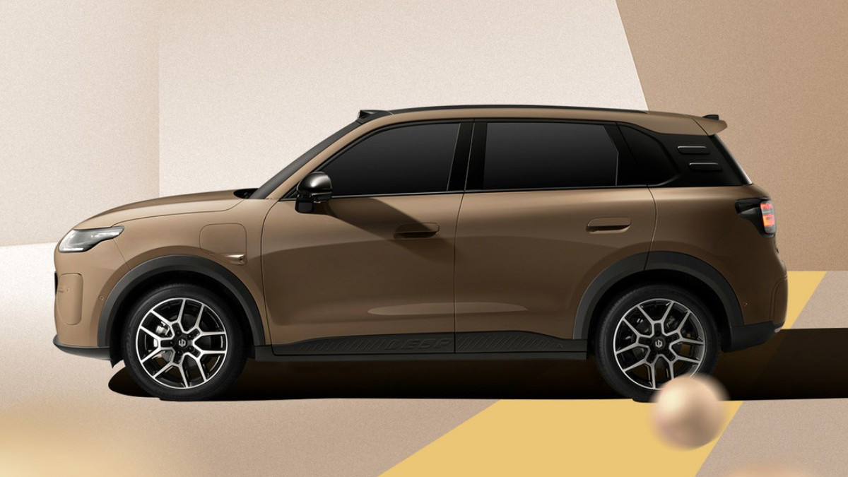 Раскрыты новые подробности и салон кроссовера Leapmotor A10 