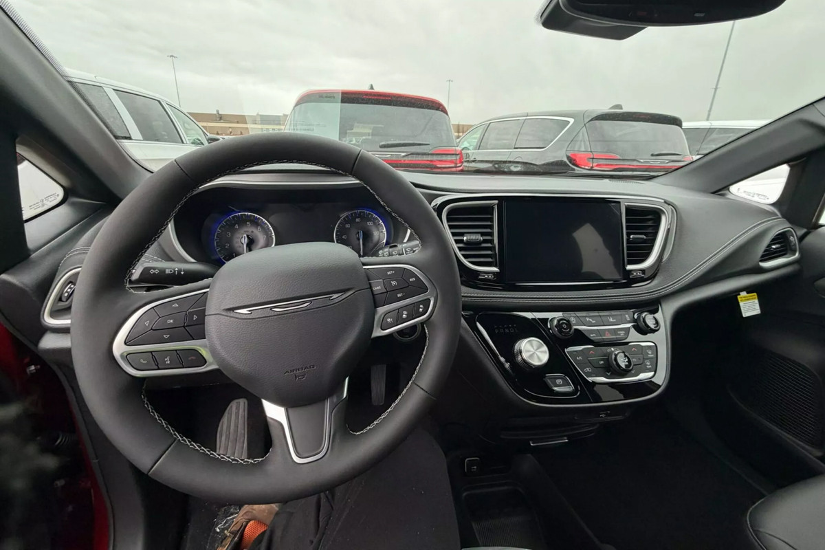 Обновленный минивэн Chrysler Pacifica: салон и цены