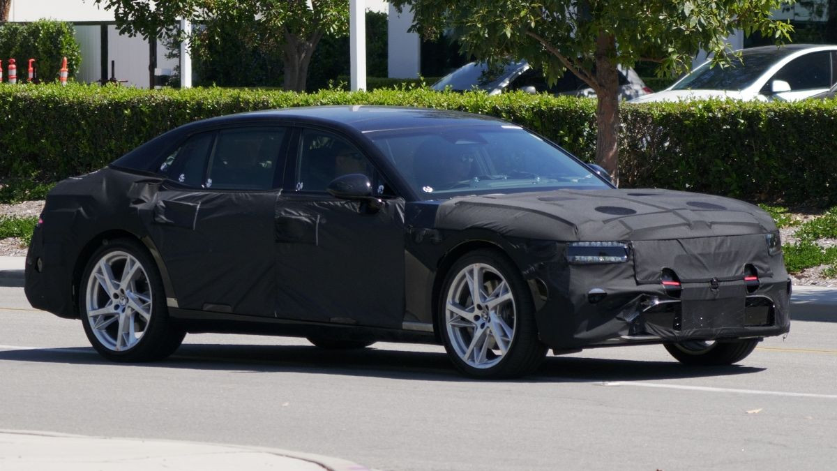 Флагманский седан Genesis G90 приготовился к обновлению