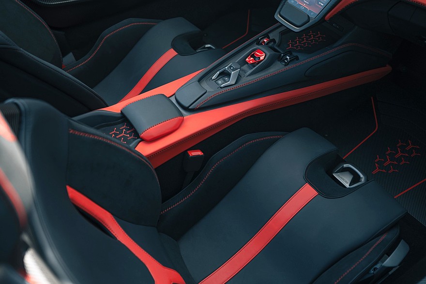 Lamborghini Fenomeno Roadster: космическая цена, ревущий V12 и никакой защиты от дождя