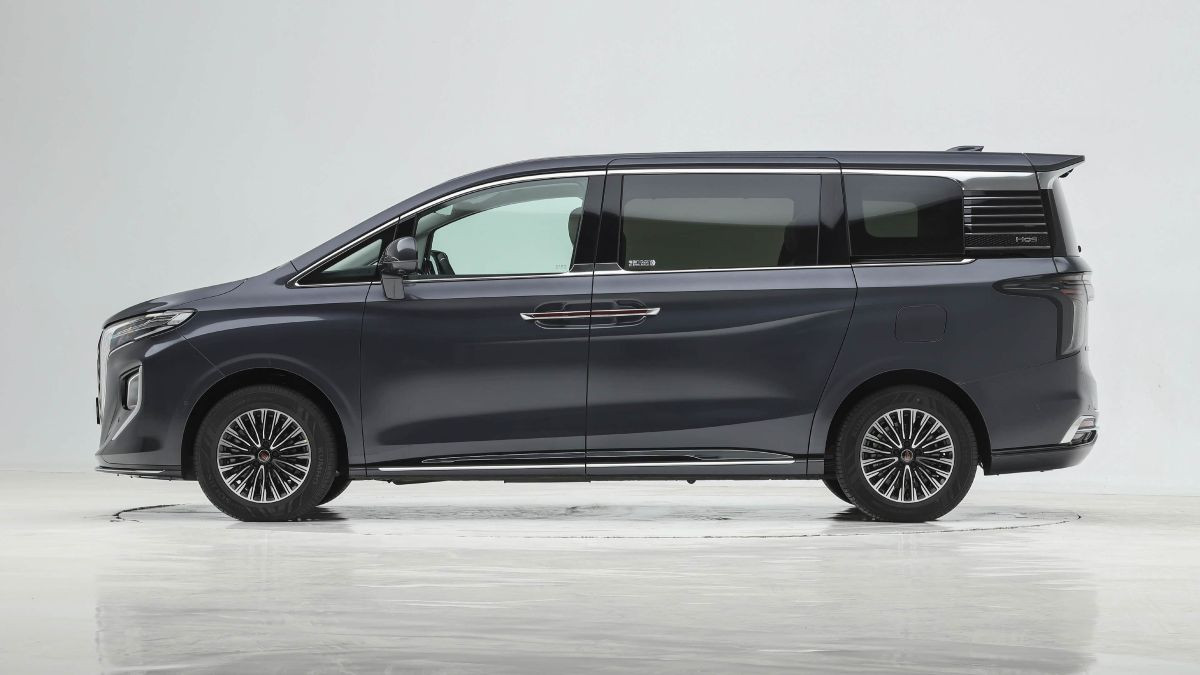 Седан Hongqi H5 и минивэн HQ9 обновились в Китае