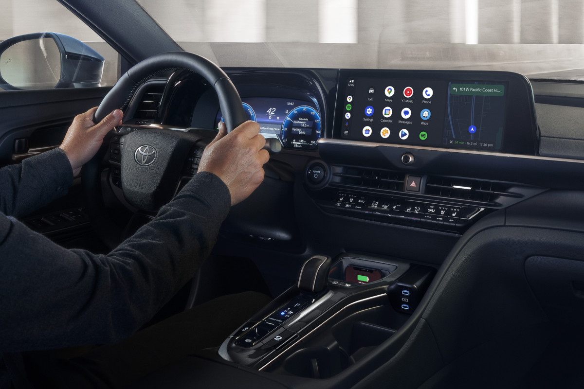Седан Toyota Crown Crossover обновился в Америке и готовится к рестайлингу в Японии