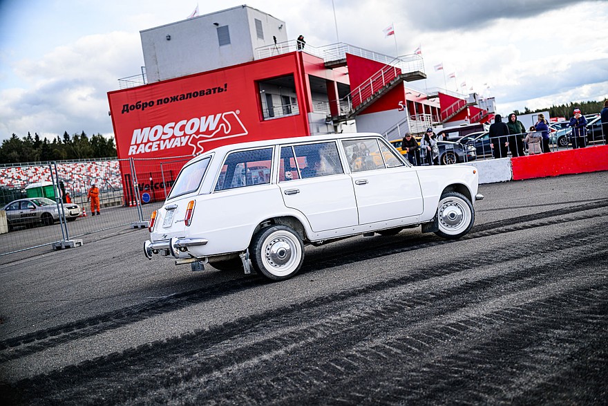 Третий этап «Серия Классика – 2026» на Moscow Raceway: ретроатмосфера и зрелищные заезды