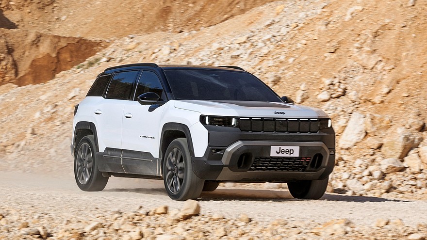 Jeep пытается всех убедить, что электрический Compass 4xe — настоящий внедорожник