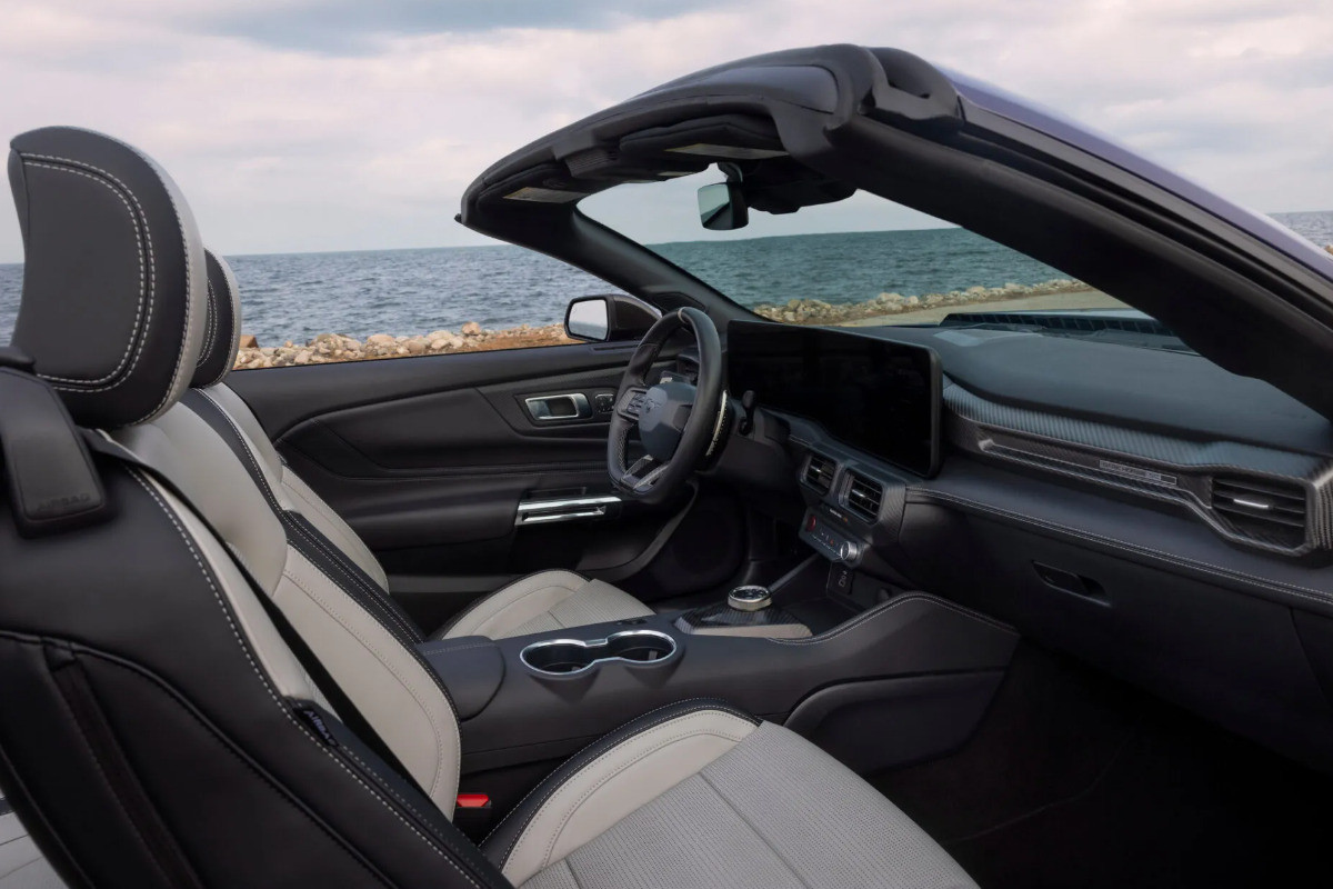 Открытый Ford Mustang Dark Horse SC стал мощнейшим кабриолетом в истории семейства