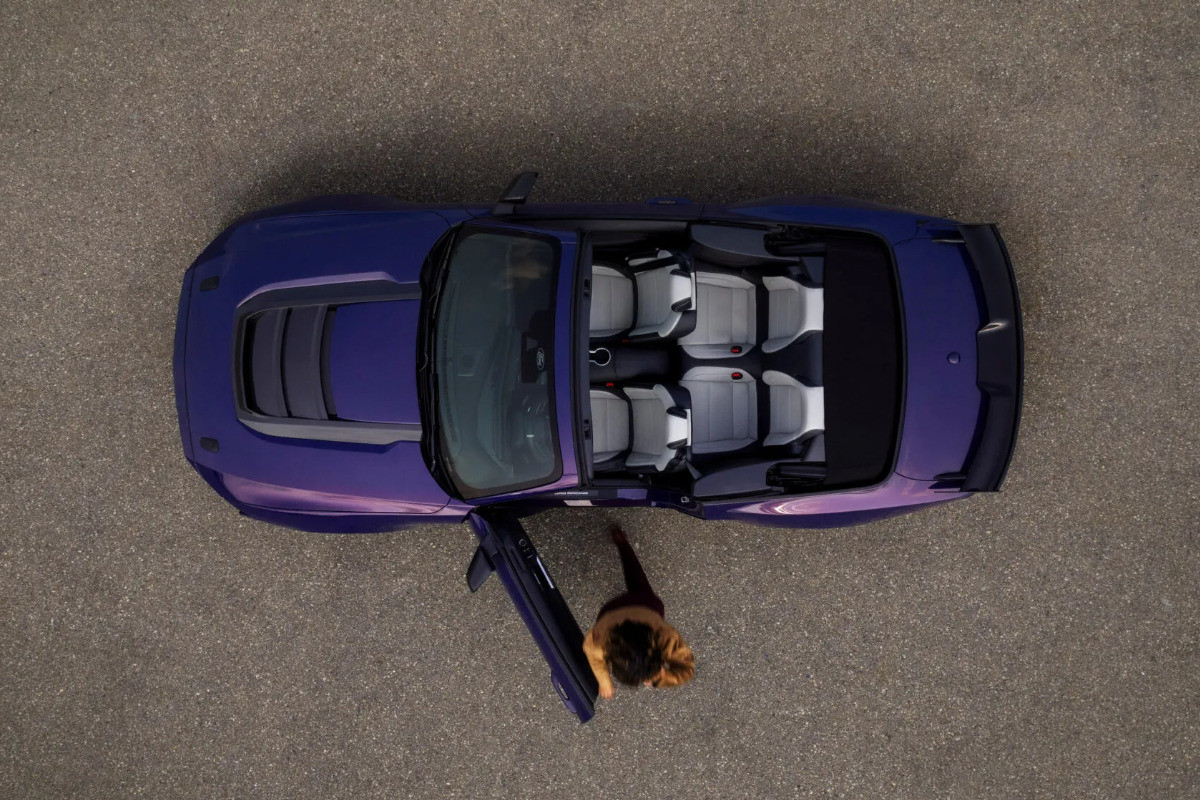 Открытый Ford Mustang Dark Horse SC стал мощнейшим кабриолетом в истории семейства