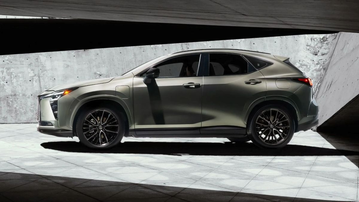 Кроссовер Lexus NX обновился снаружи и внутри