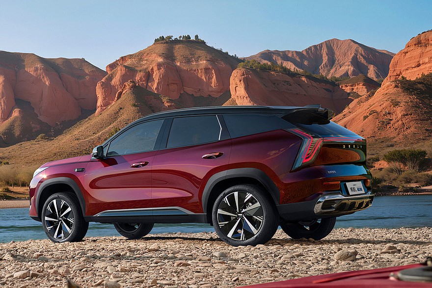 Кроссовер Geely Atlas получил новую версию: другая начинка и кое-что ещё