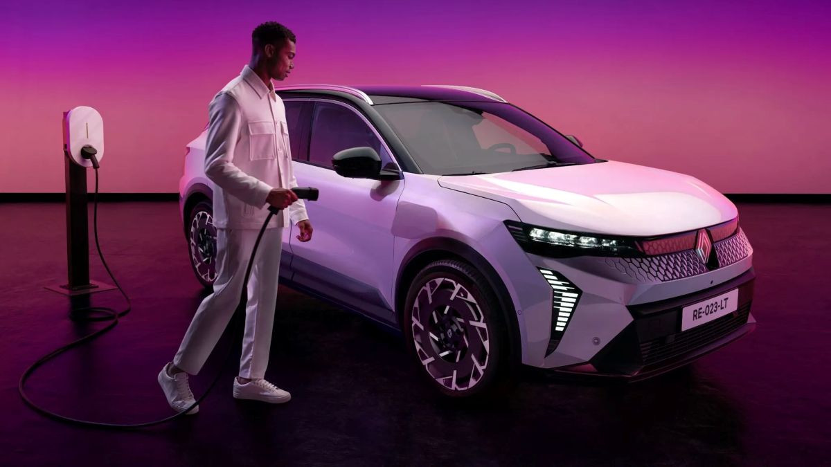 Электромобиль Renault Scenic стал дальнобойнее и технологичнее