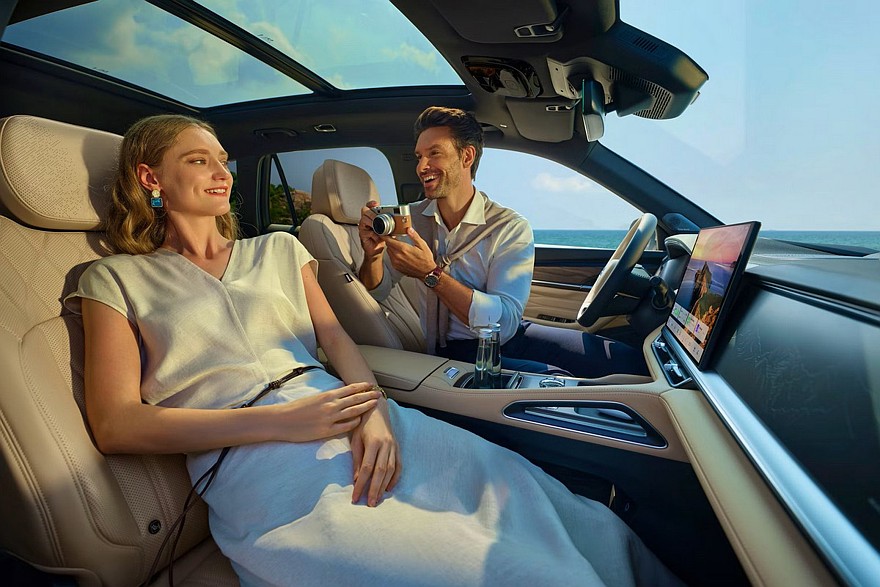 Гибридный Geely Monjaro EM-i с новым салоном едет в Европу
